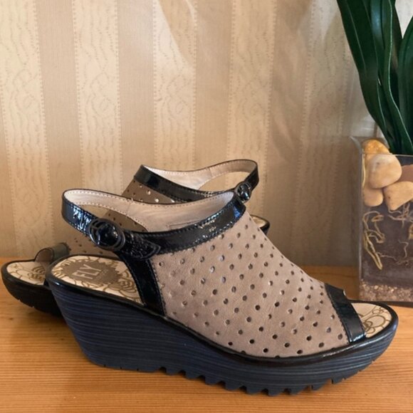 New FLY LONDON Women’s Yile Black/Tan Wedge Sandal Shoes 39 US 8 / 8.5 Peep Toe - Picture 4 of 12